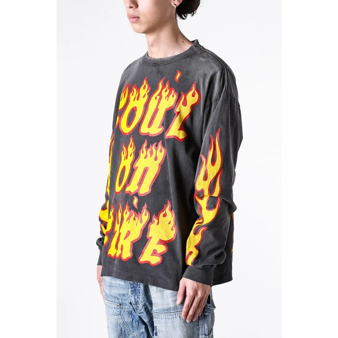 SAINT Mxxxxxx LS TEE/SOUL ON FIRE/BLK Soul flame/flame long sleeves, washed black S-XL, look for cylindrical fabrics with no side seams, don’t buy open ones anymore, boring Assute ready-made garments dyed, sprayed the whole thing with horse-hair spray, and then sprayed again to fade the color, the collar and cuffs are frayed, many places are torn, super large printing position, very difficult to print, complete accessories, with little angel anti-counterfeiting label